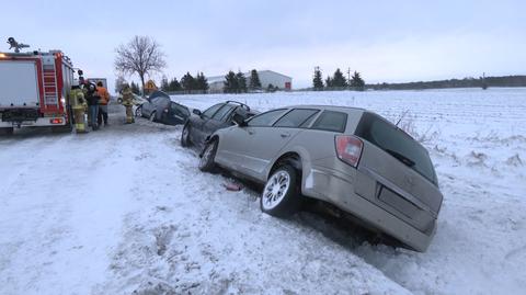 Skarszew. Auto za autem w rowie. "Jedna osoba została zabrana do szpitala"