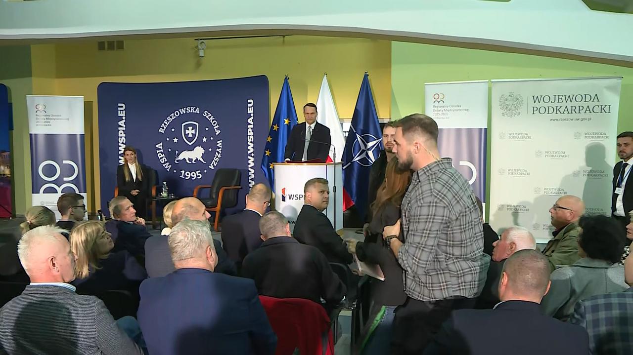 Incydent w czasie przemówienia Sikorskiego. Kobieta została wyprowadzona z sali