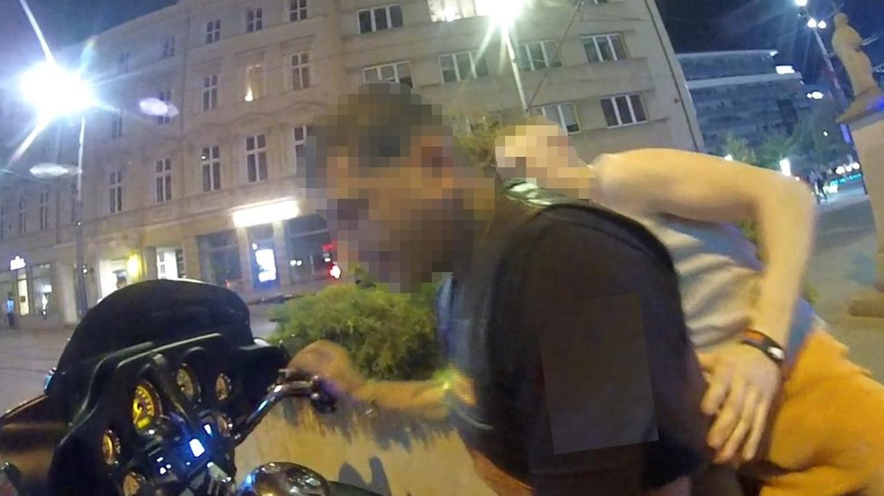 "Bez kasku, pod wpływem alkoholu i środkiem chodnika". Motocyklista zatrzymany