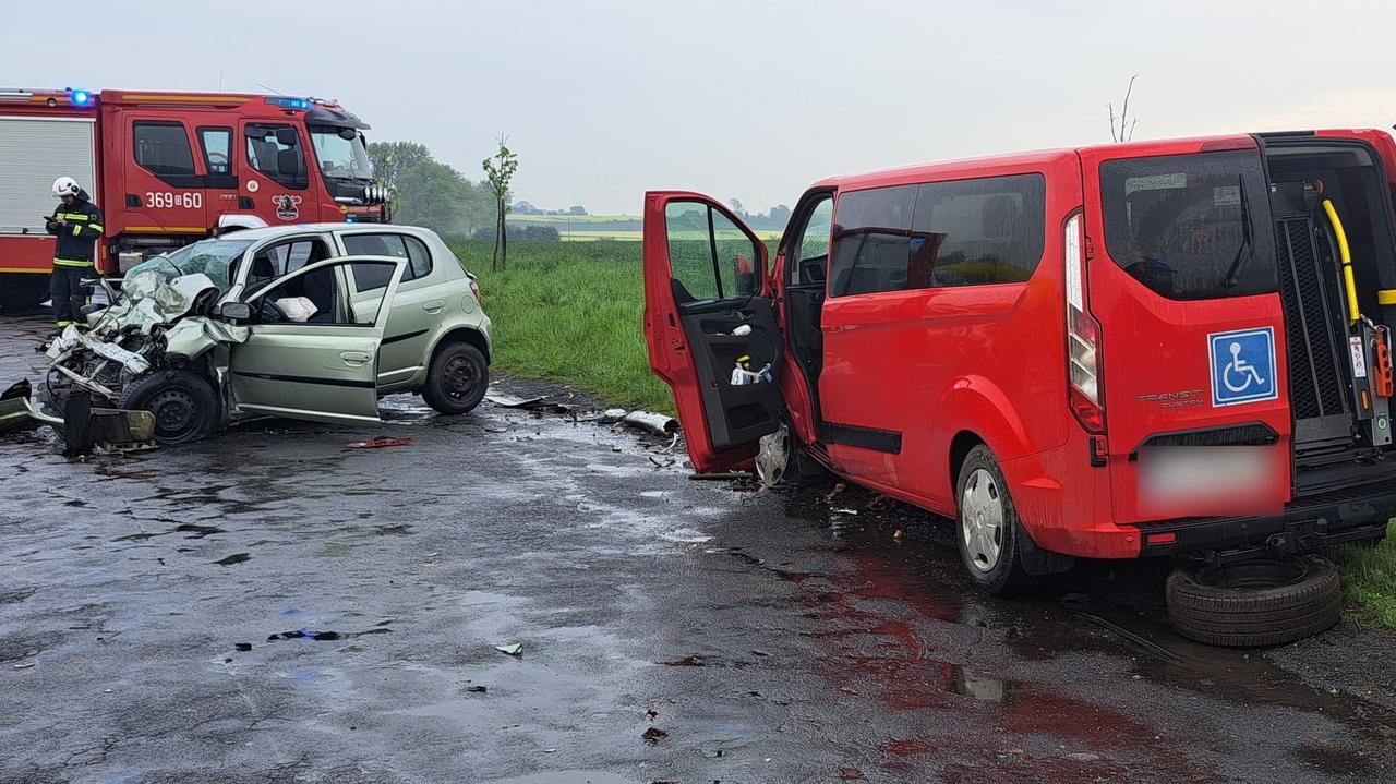 Zderzenie z busem przewożącym dzieci z niepełnosprawnościami. Jedna osoba nie żyje