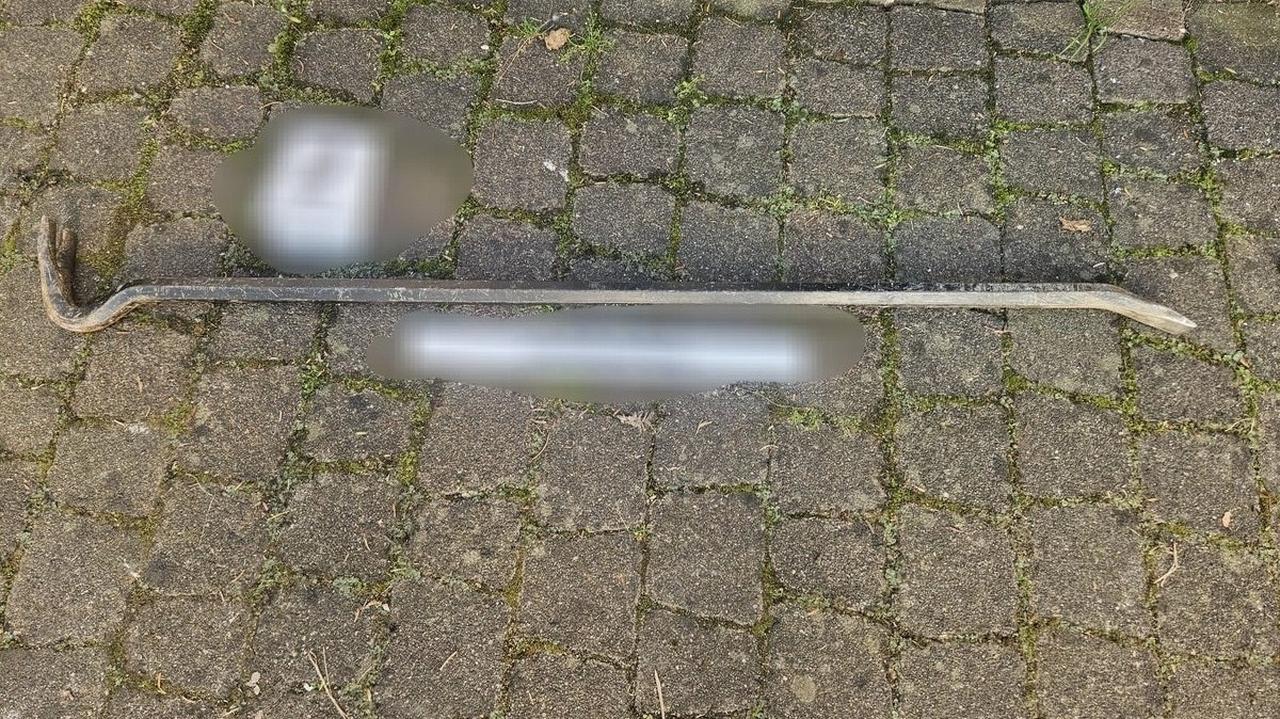 Ruszył z łomem na policjantów, padły strzały. Jest prokuratorskie śledztwo