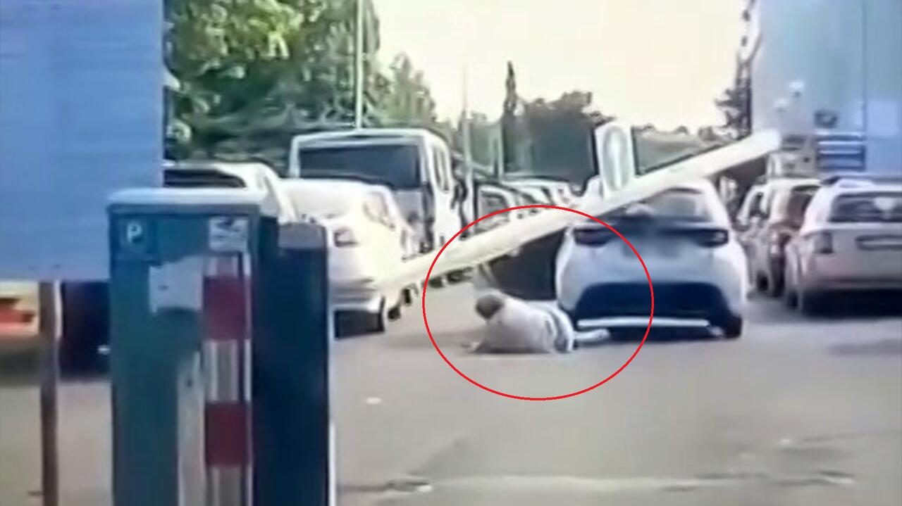 Chciała pobrać bilet, samochód pojechał sam przez parking szpitala