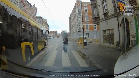 Przed nosem pieszej i po pasie wyłączonym z ruchu. Tak wyprzedzał kierowca miejskiego autobusu