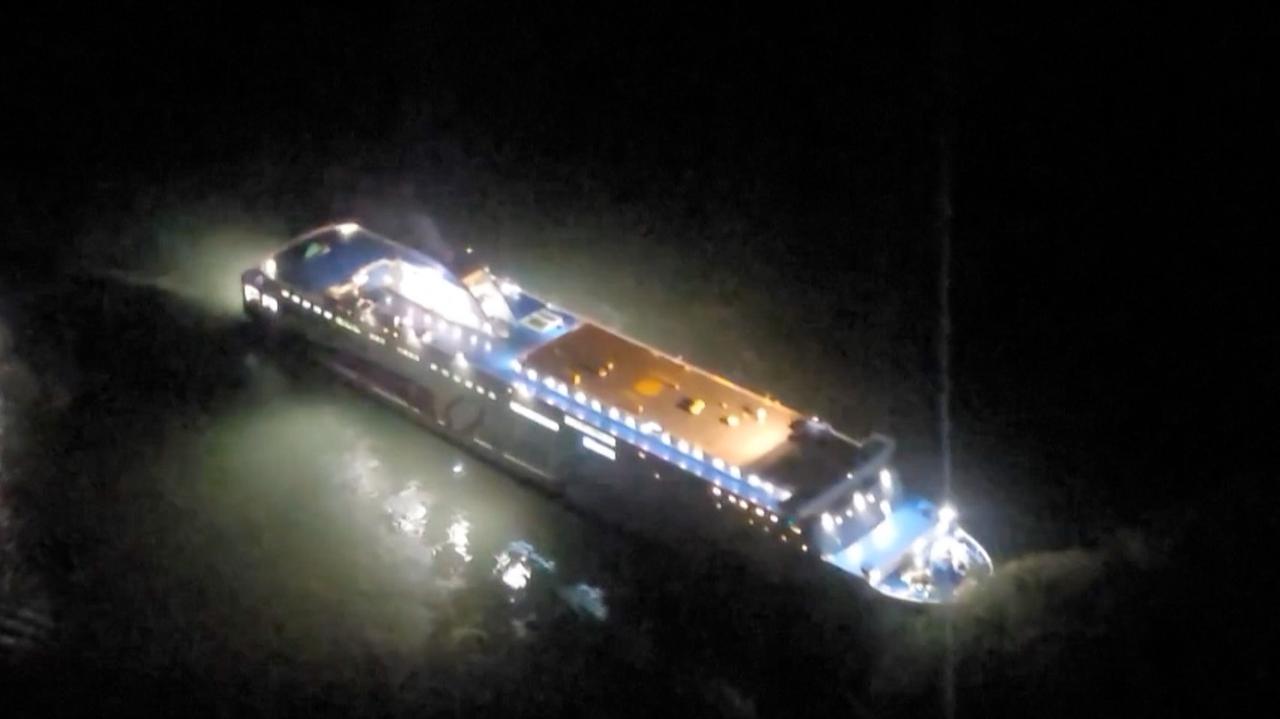 Prom pasażerski osiadł na mieliźnie w Korei Południowej. Błyskawiczna ewakuacja