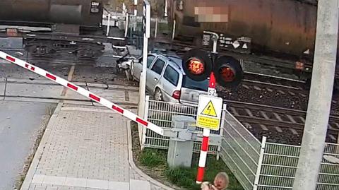 Skoki. 53-letni kierowca ominął stojące przed przejazdem auta, wyłamał rogatkę i uderzył w pociąg 