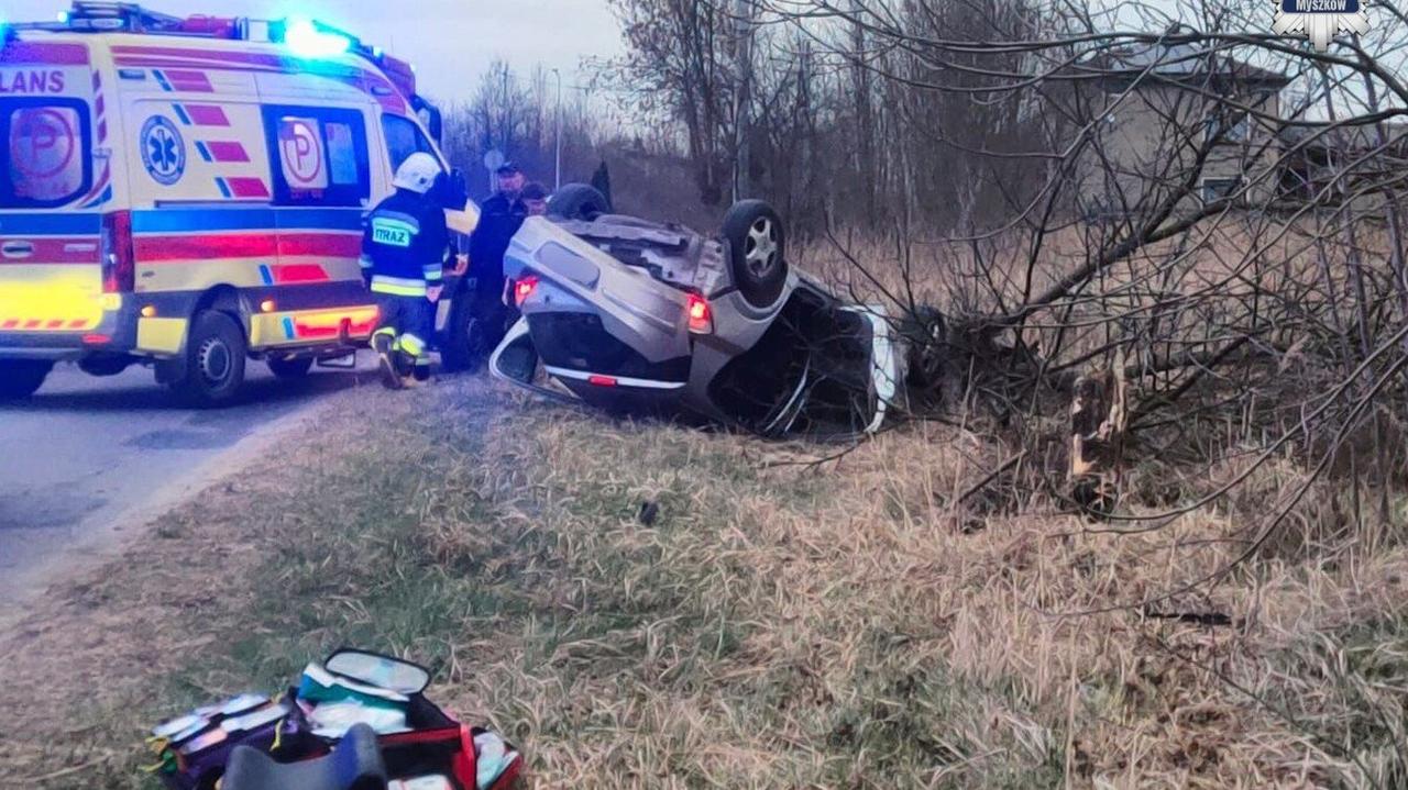 19-latek dachował, pięć osób w szpitalu