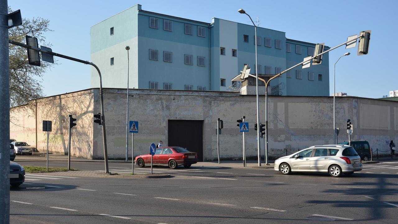 Próbował uciec z aresztu, spadł z dachu