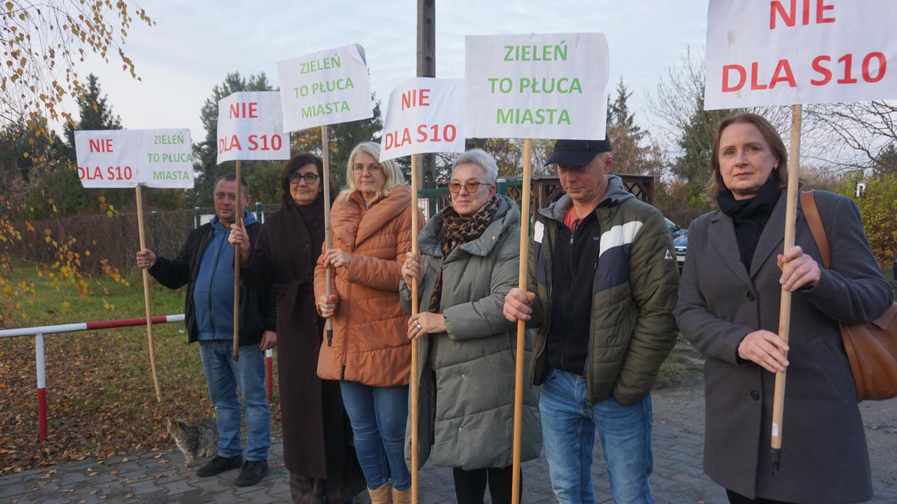 Nie chcą ekspresówki pod oknami, bronią swoich działek. "Już jej nie odtworzę. Nie dożyję tego"