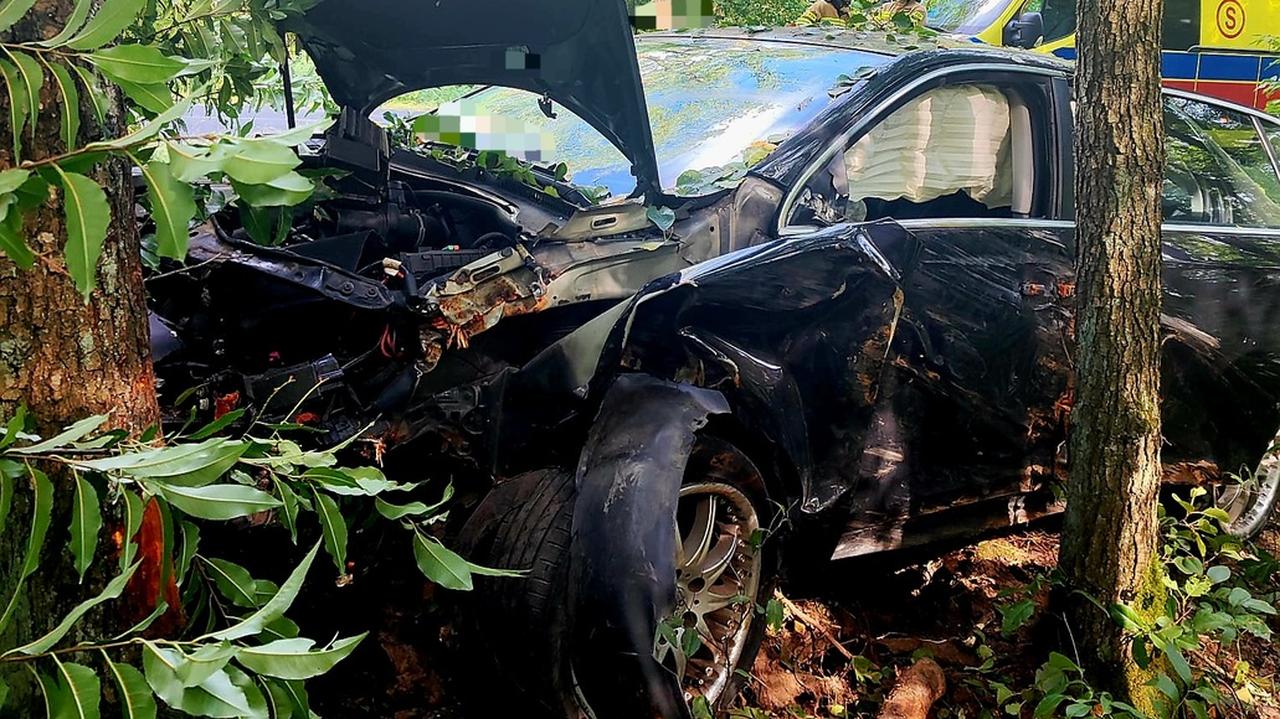 Chciał uniknąć zderzenia z sarną. Uderzył w drzewo