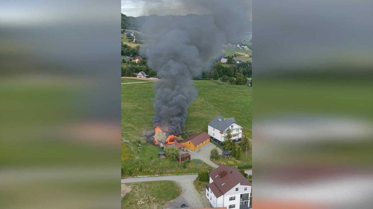 Płomienie ogarnęły cały budynek, strażacy wynieśli butlę z gazem