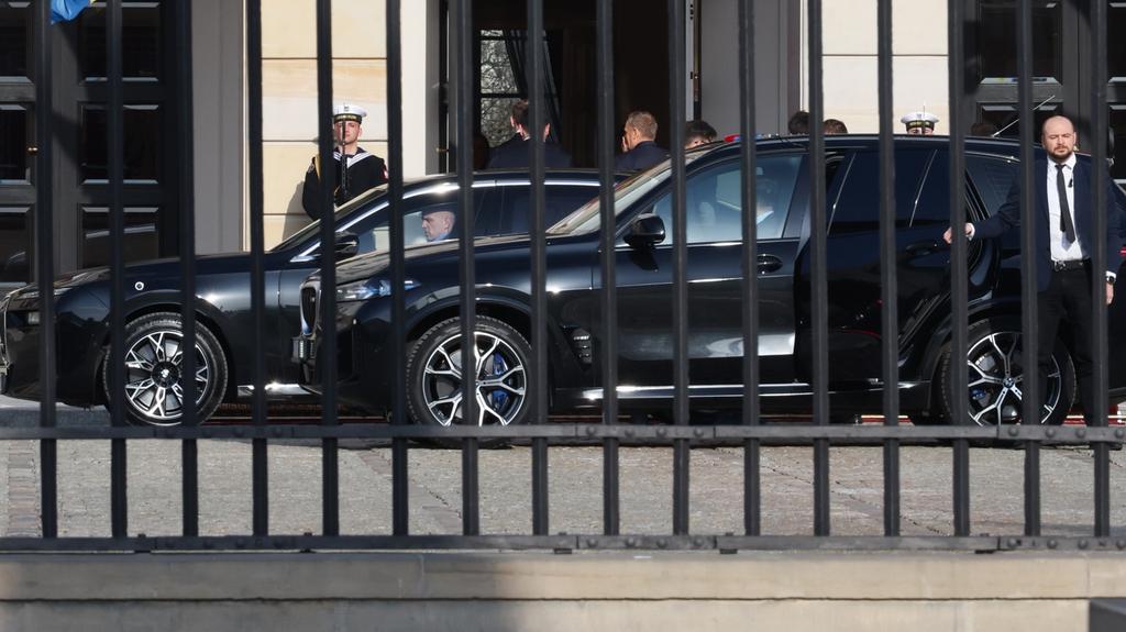 Donald Tusk przed Pałacem Prezydenckim