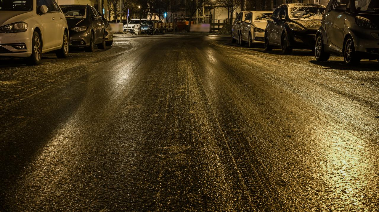 Uwaga, niebezpieczna ślizgawica. Alarmy w połowie województw