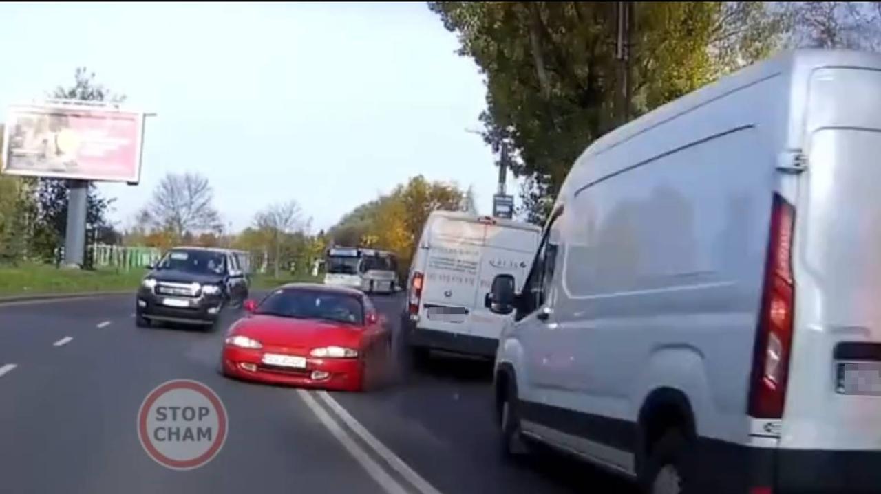 Wyprzedzał slalomem, w końcu rozbił auto. Nagranie