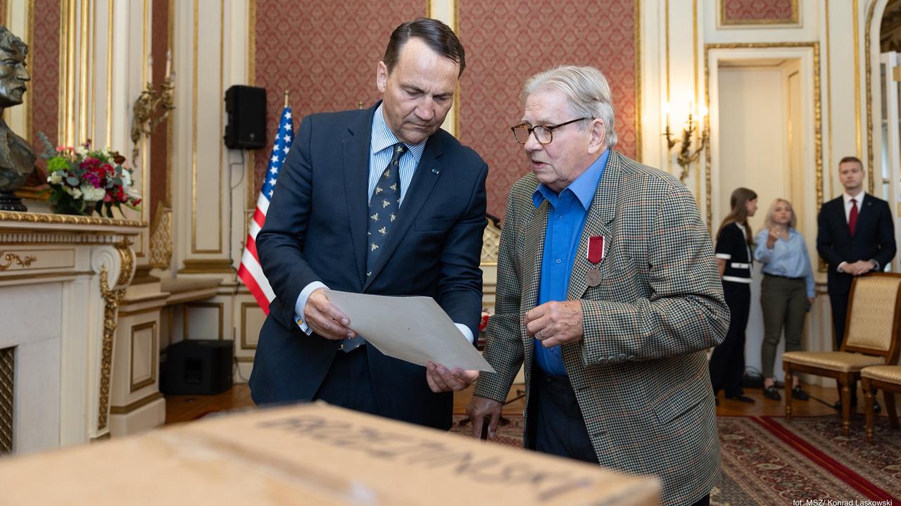 Sikorski odebrał "archiwum katyńskie". Wręczył odznakę za "dzieło życia"