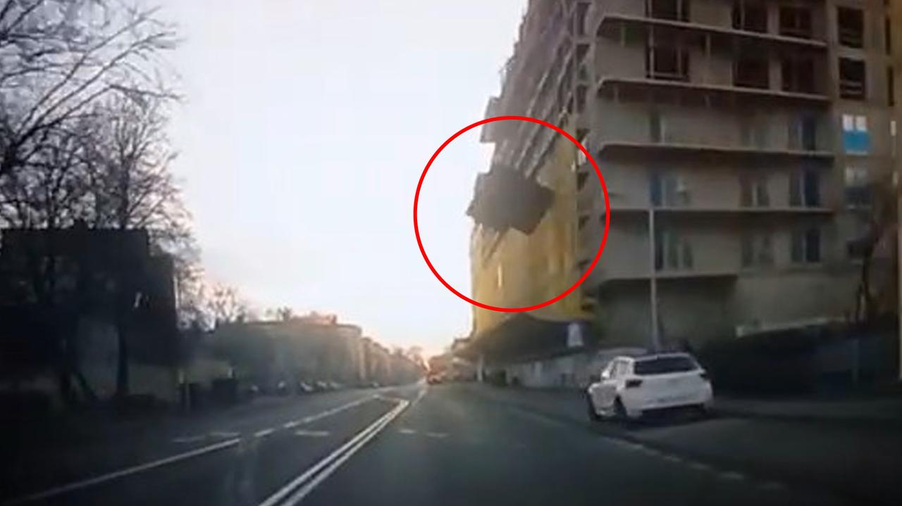 Ciężka płyta spada z dachu na ruchliwą ulicę. Nagranie