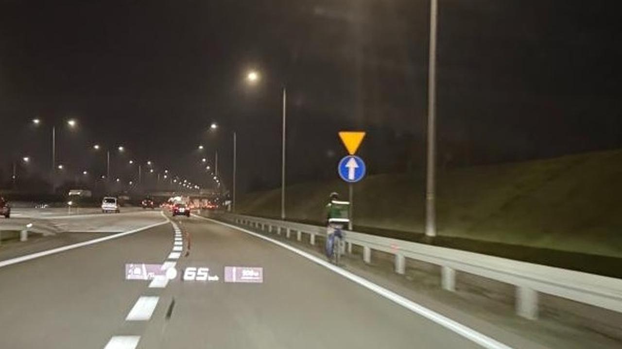 Jechał rowerem po autostradzie. Dostawca jedzenia ukarany mandatem