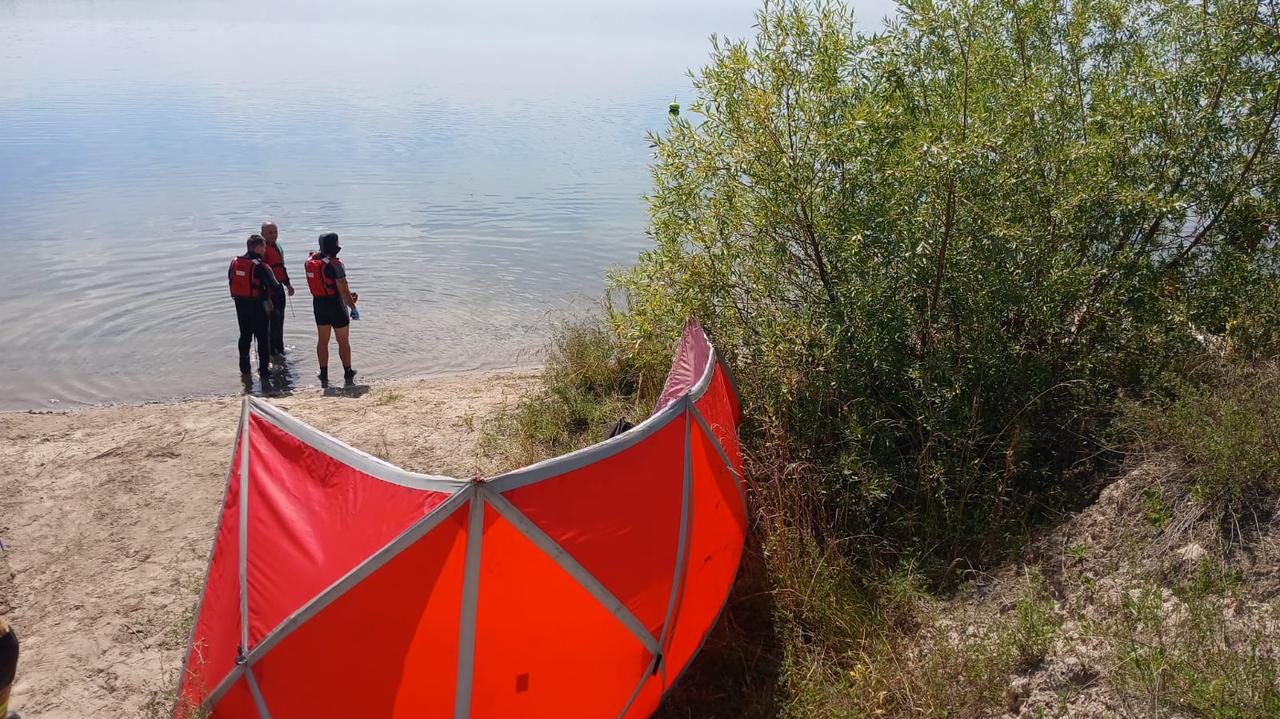 Samochód pod wodą, a w nim dwa ciała. Prokuratura już wie, co się stało