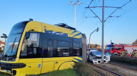 Toruń. Zderzenie samochodu osobowego z tramwajem