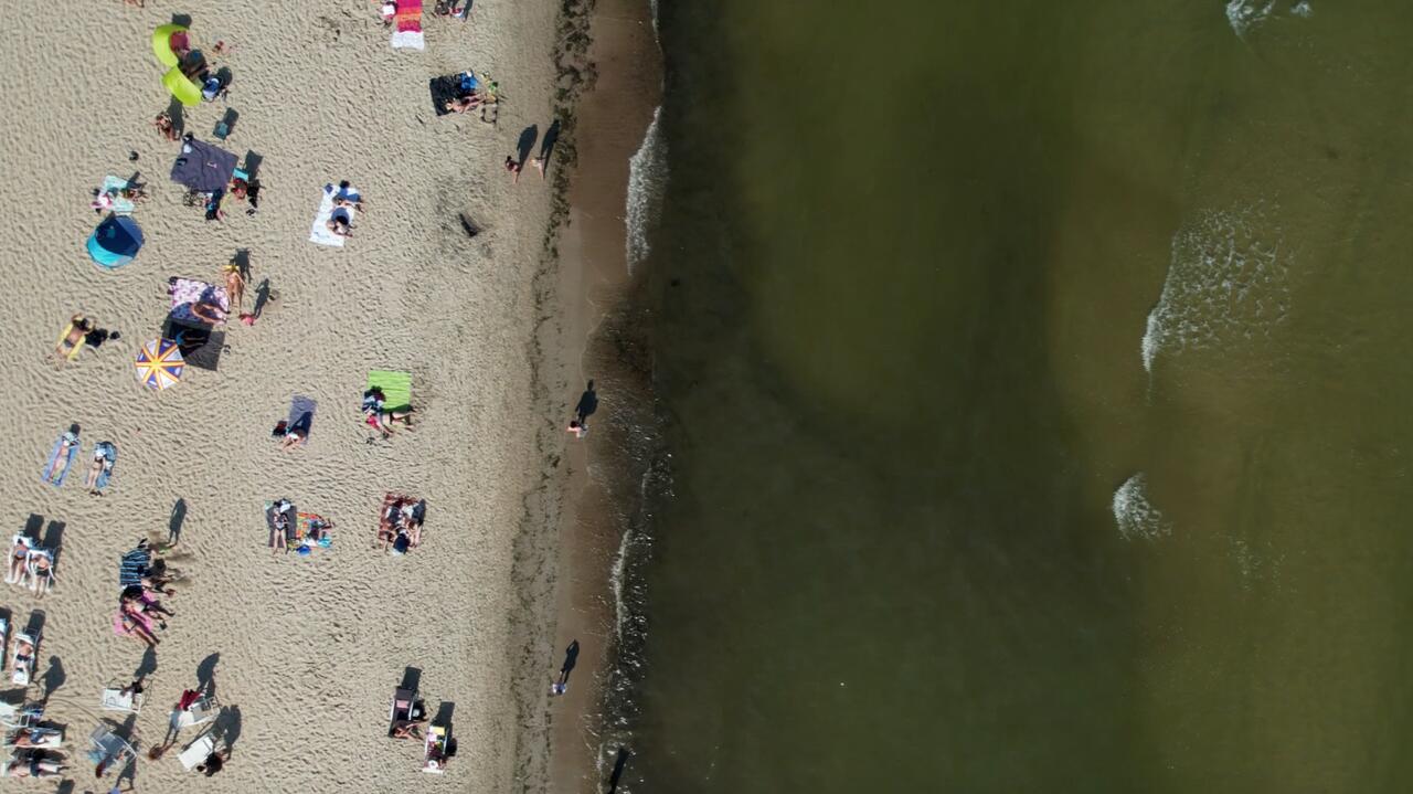 Czterolatka zgubiła się na plaży, znaleźli ją kilometr dalej. Rodzice napisali do ratowników