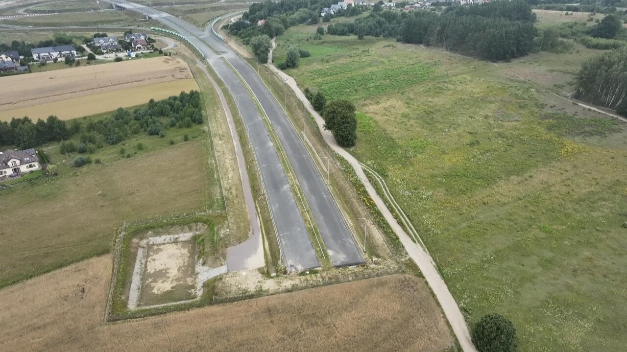 Nowa obwodnica i zjazd prowadzący... w pole