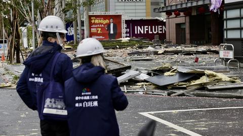 Służby przed centrum handlowym w Taichung, 13 lutego 2025 r.