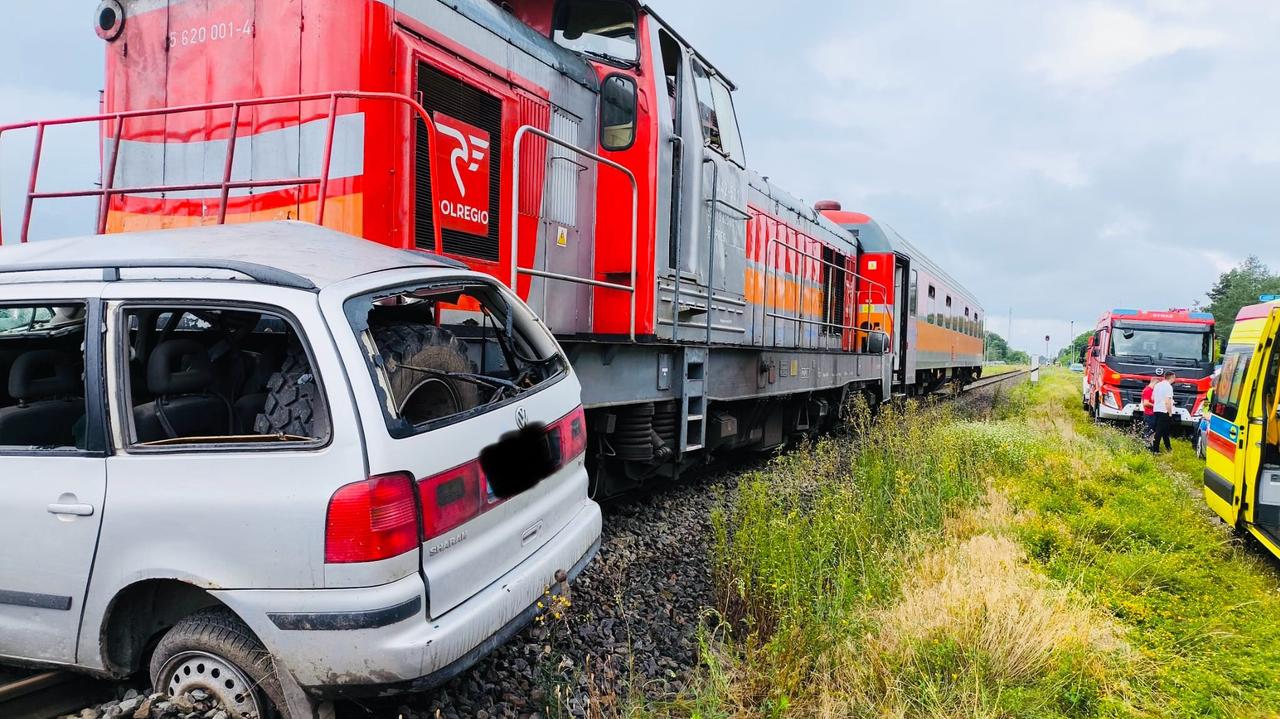 Wjechał na przejazd, w auto uderzył pociąg. Kierowca nie przeżył