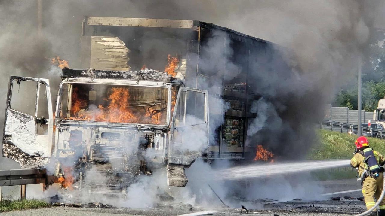 Pożar ciężarówki, autostrada zablokowana