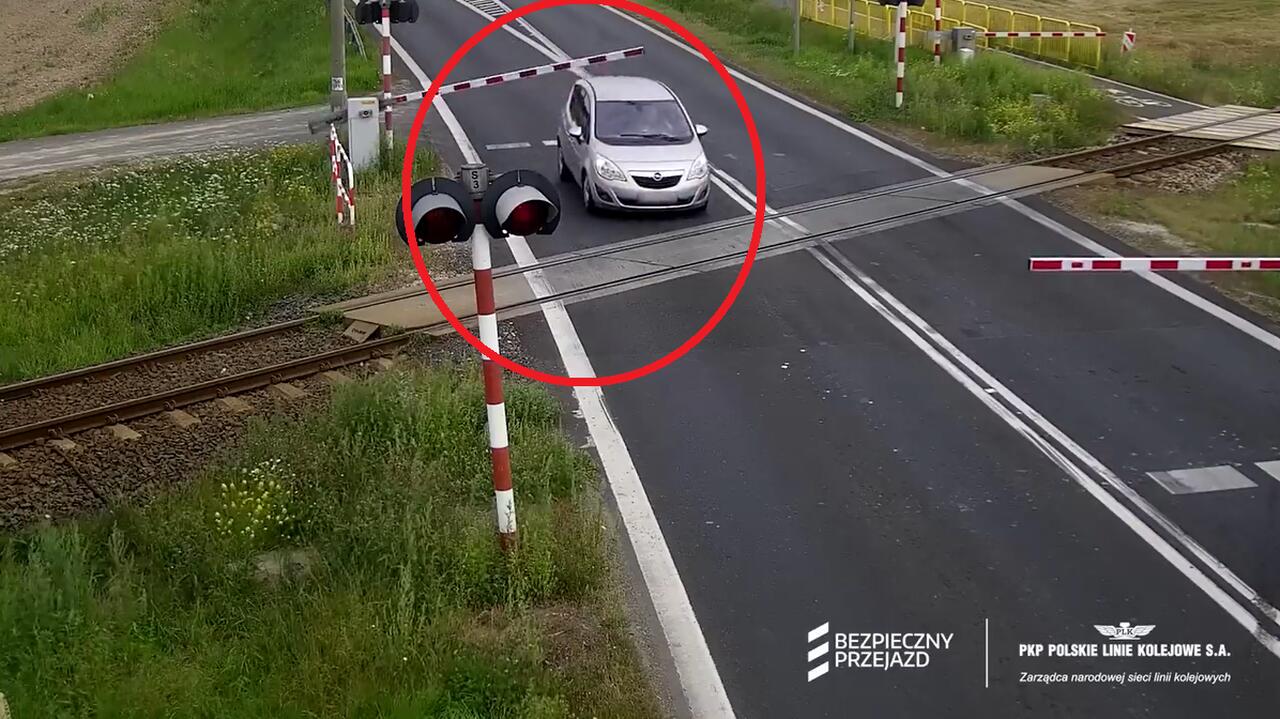 Wjechał na przejazd, gdy rogatki były już opuszczone. Nagranie
