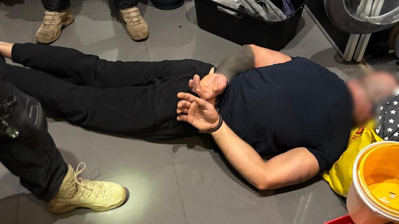 Podali się za policjantów, domownikom założyli kajdanki i ukradli biżuterię. Zatrzymania