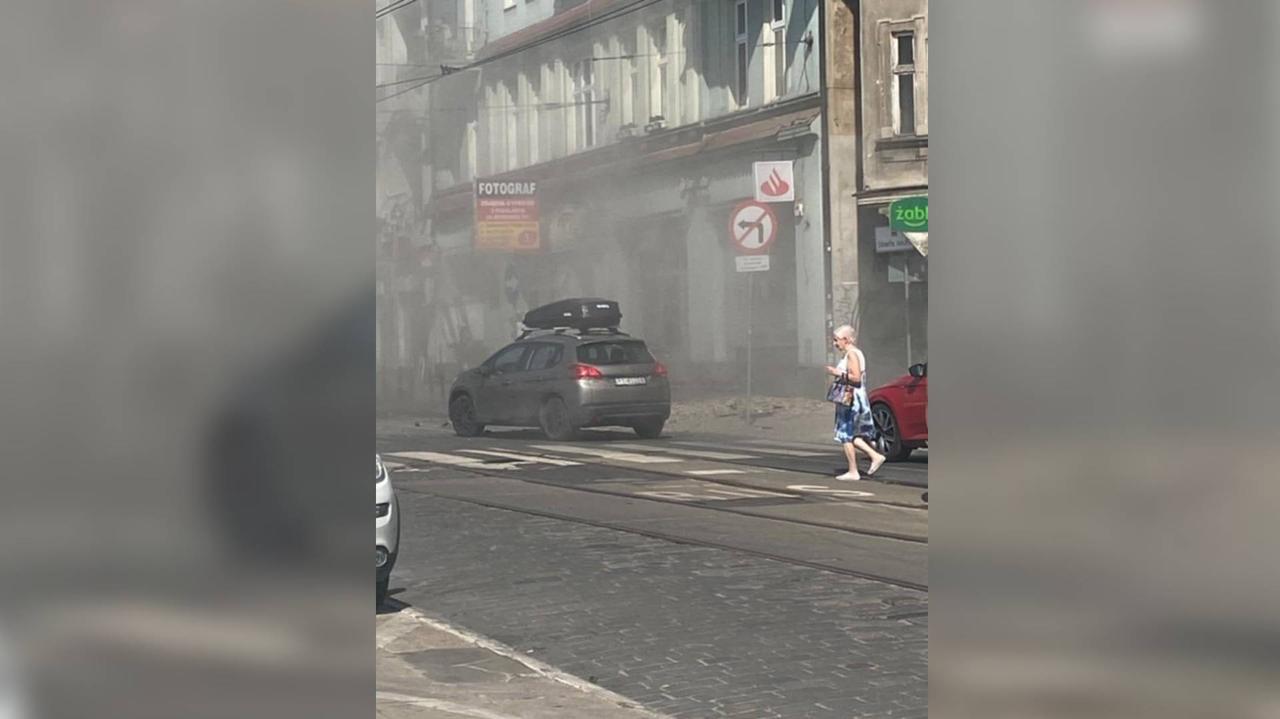 Fragment budynku spadł na jezdnię