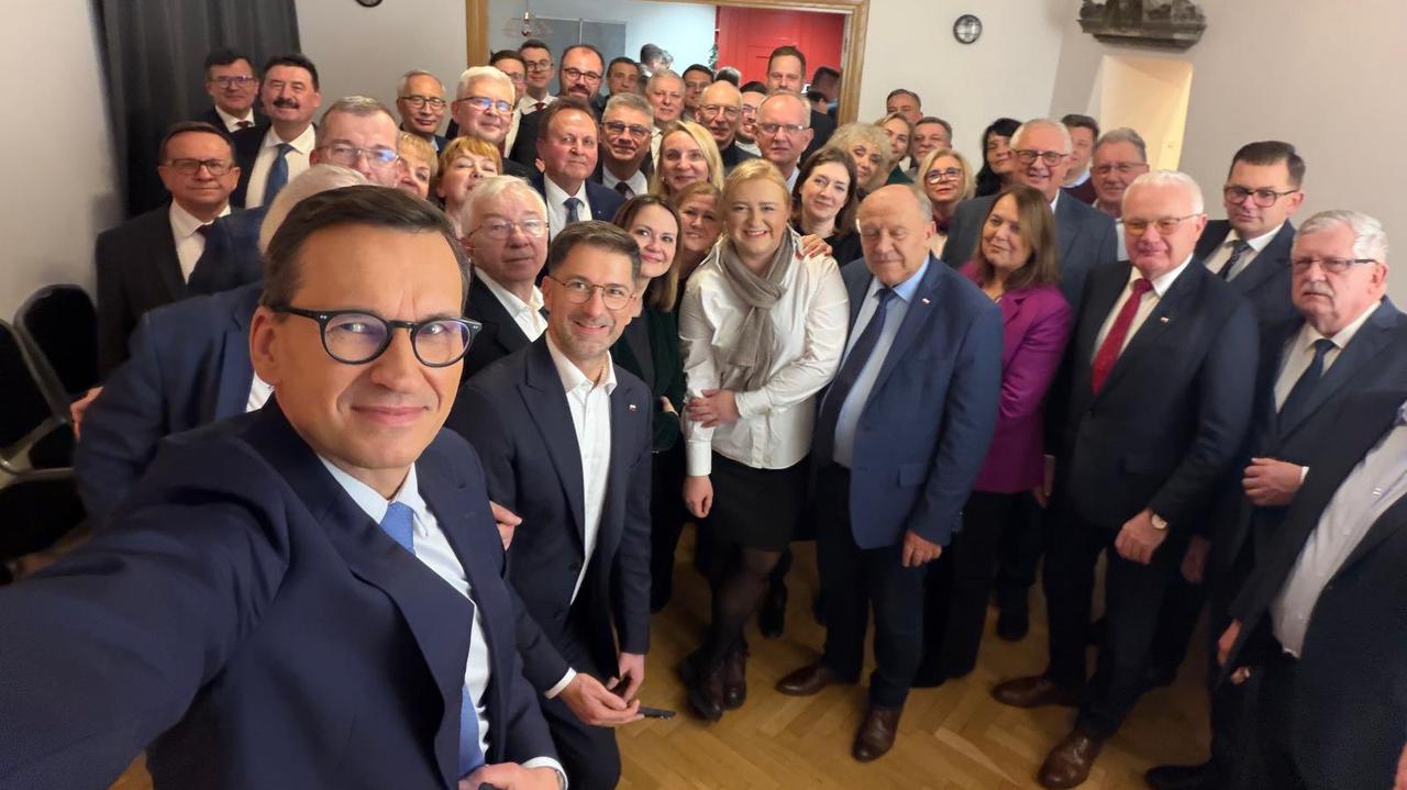 Ile szabel ma Morawiecki? Pochwalili się zdjęciem