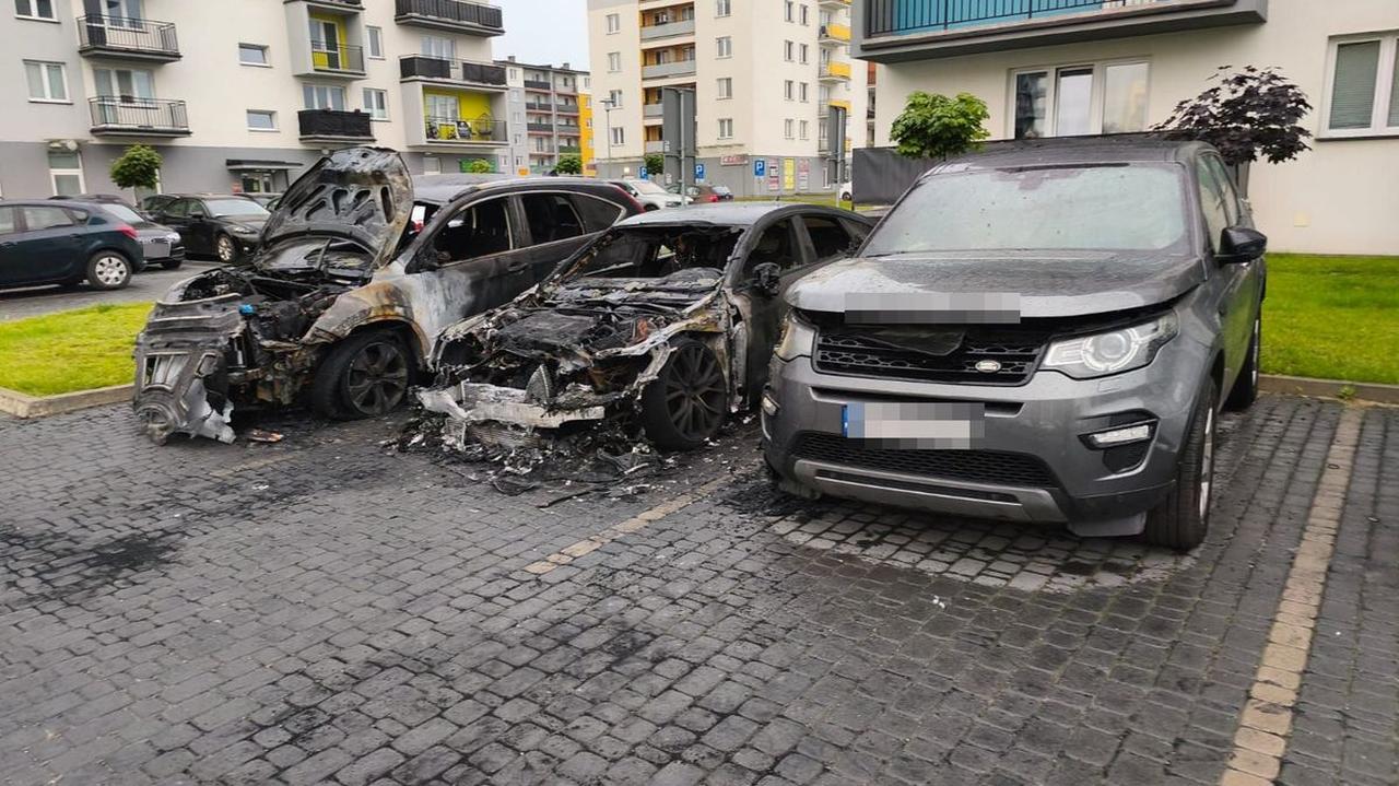 Na parkingu spłonęły auta. Zostały podpalone