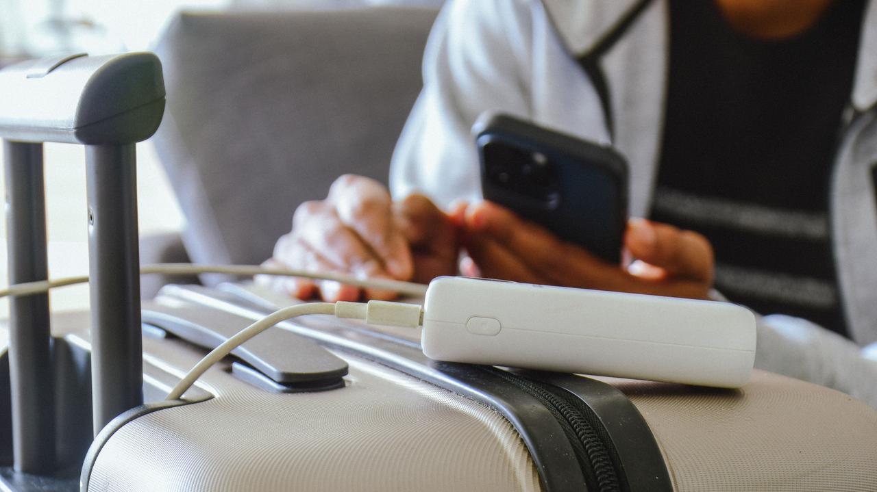 Powerbank wybuchł w kieszeni mężczyzny. Chwile grozy na lotnisku