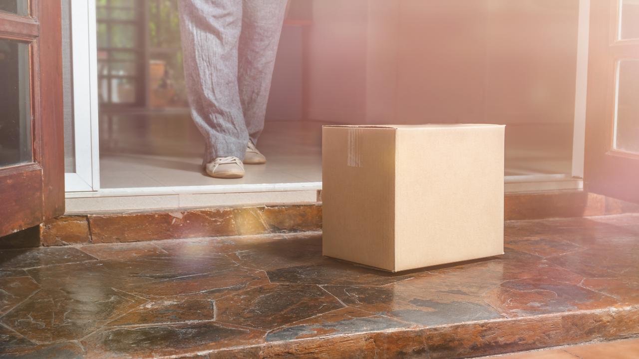 Spieszył się, by wysłać paczki. Straci auto