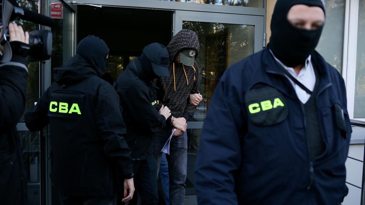 Luksusowe samochody, kolekcjonerskie monety. "Tak bawił się za państwowe pieniądze"