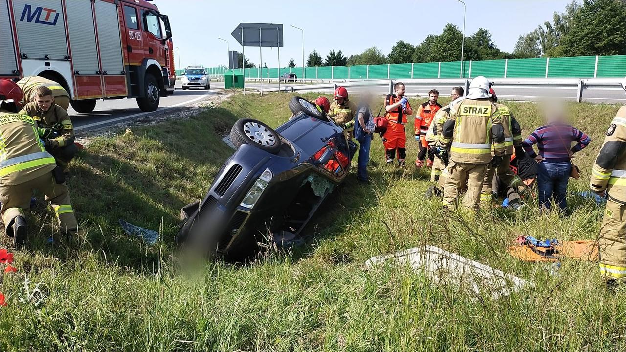 Dachowanie na drodze ekspresowej. Dwie osoby ranne