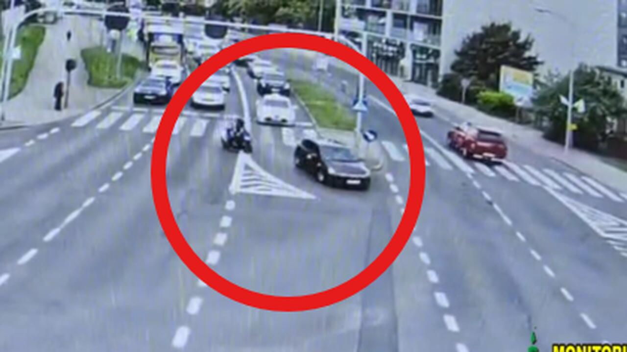 Motocyklista złamał szereg przepisów. Wszystko nagrał miejski monitoring