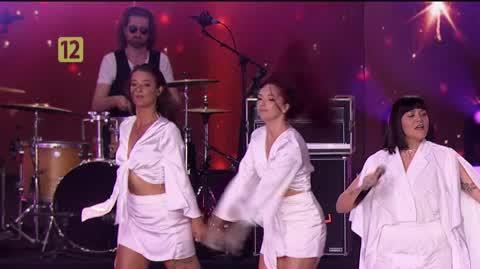 Blue Cafe w piosence "Buena"