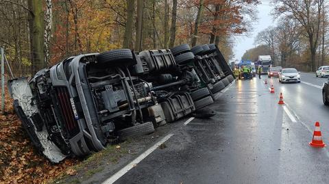 Cysterna ze żrącą substancją wpadła do rowu. Kierowca w szpitalu