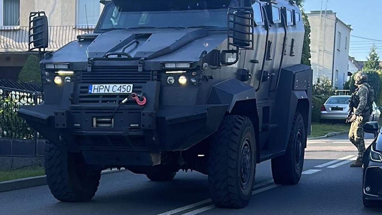 Wysiadł z auta, miał obrażać obcokrajowców. Znaleziono przy nim broń