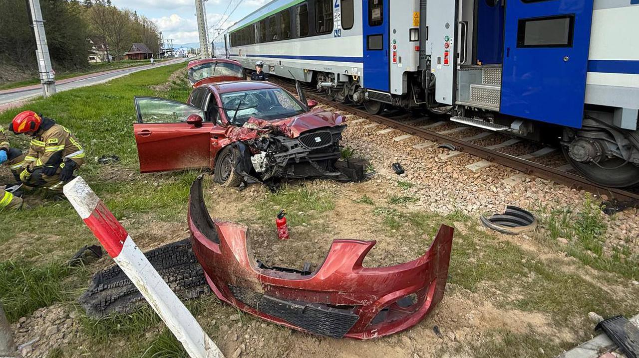 Samochód zderzył się z pociągiem. Problemy z dojazdami do Krakowa i Zakopanego