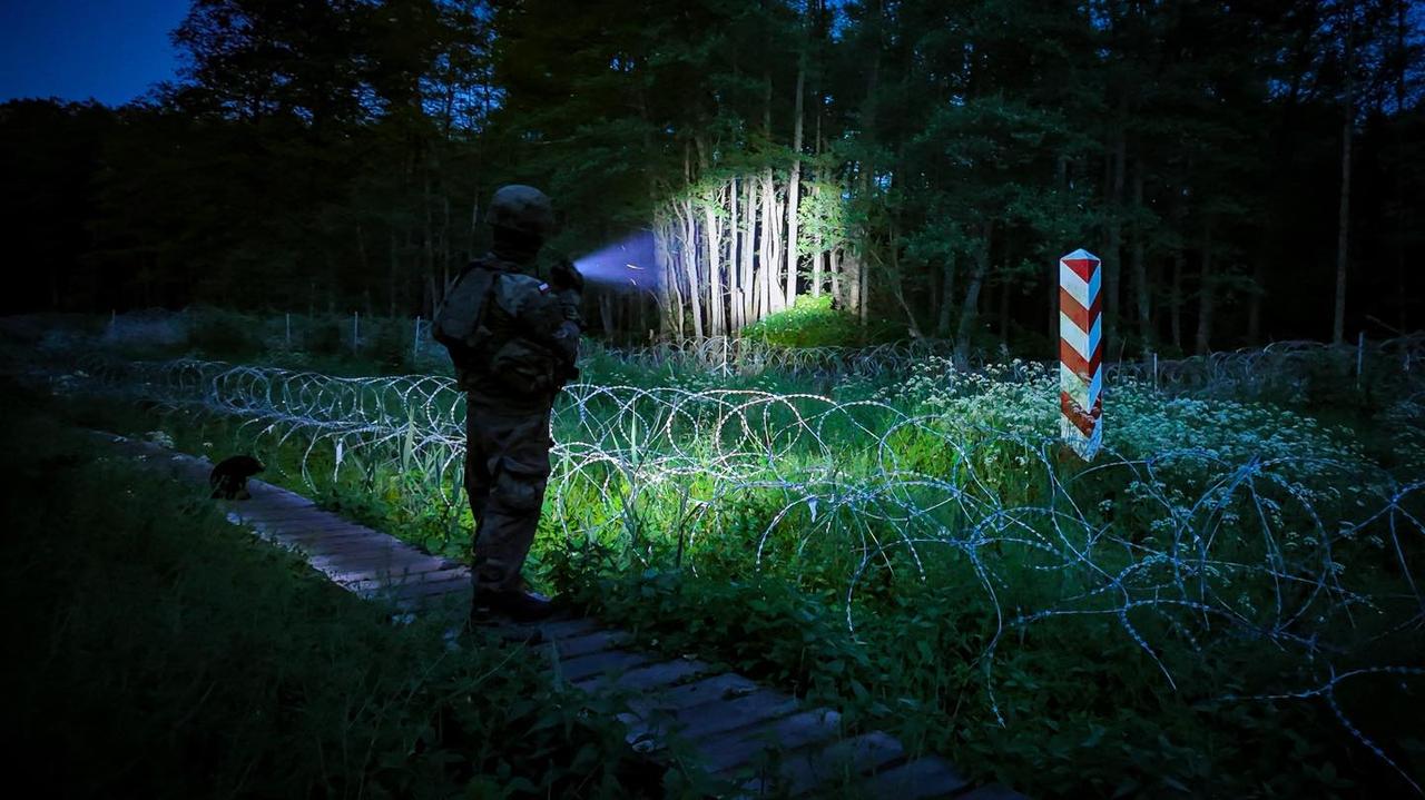 Grupa migrantów chciała dostać się do Polski. Dwa postępowania prokuratury