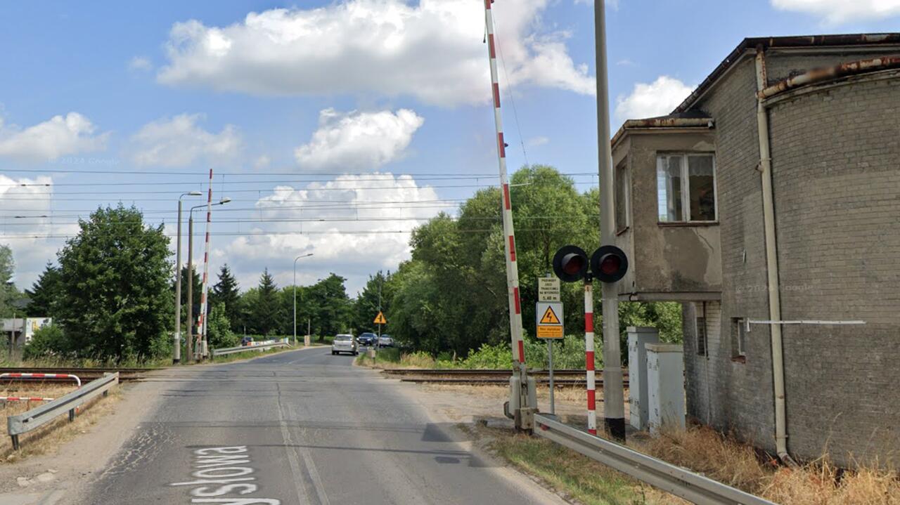 Śmiertelny wypadek na przejeździe kolejowym w Aleksandrowie Kujawskim. Zginęła jedna osoba