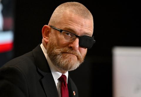 Delegalizacja partii Brauna? "Trwa kalkulacja polityczna w obozie władzy"