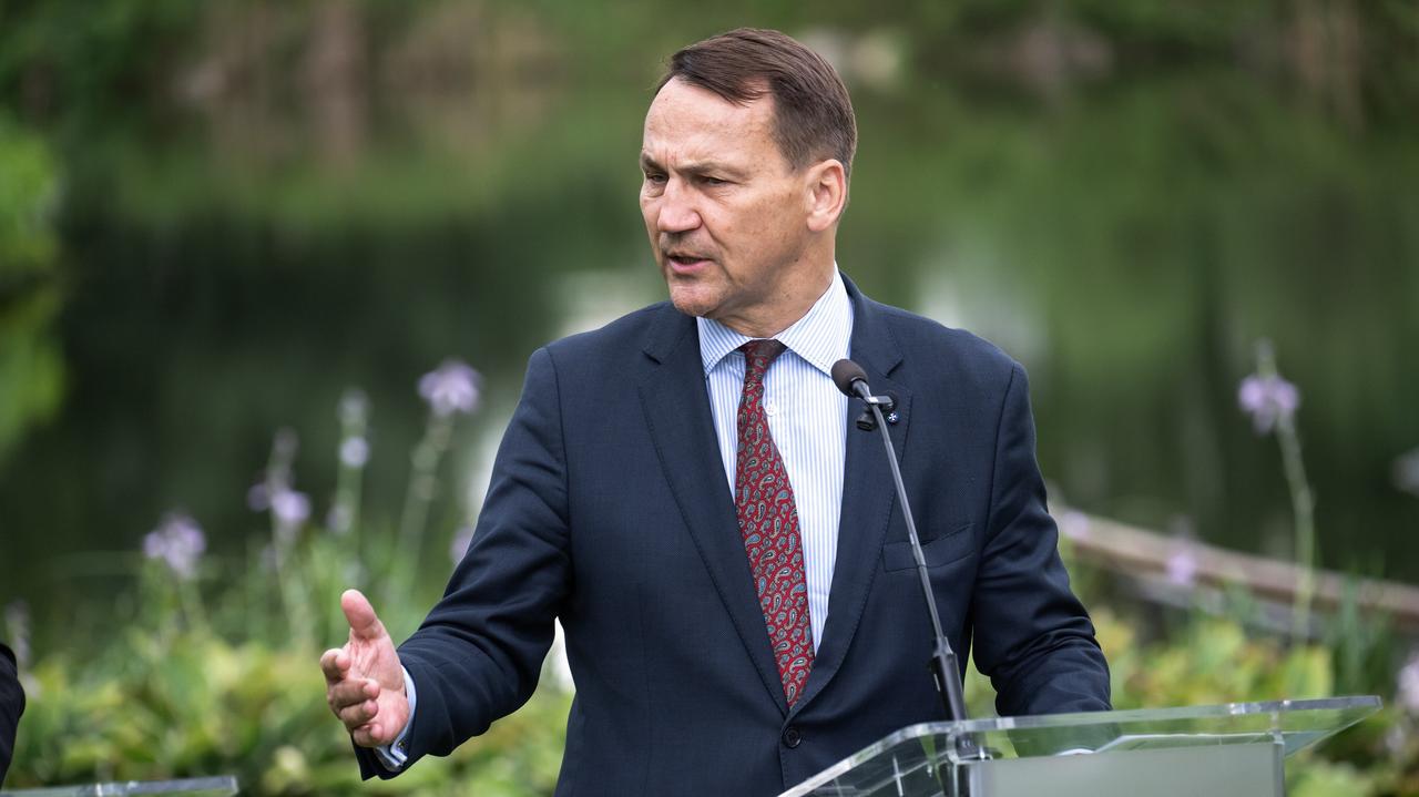 Sikorski: Rosja rozsadza organizacje, do których należy