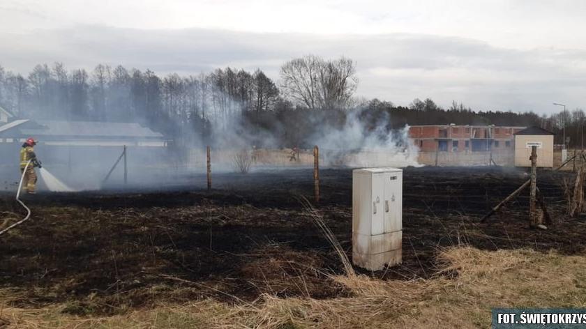 W Końskich spłonęło 30 arów traw i ogrodzenie posesji