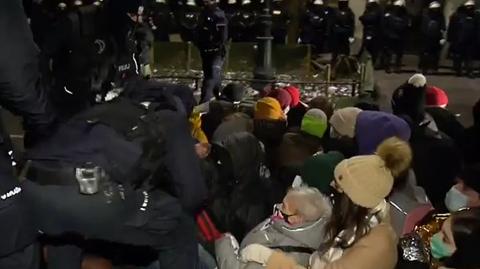 Policja wyciąga osoby biorące udział w proteście w Warszawie