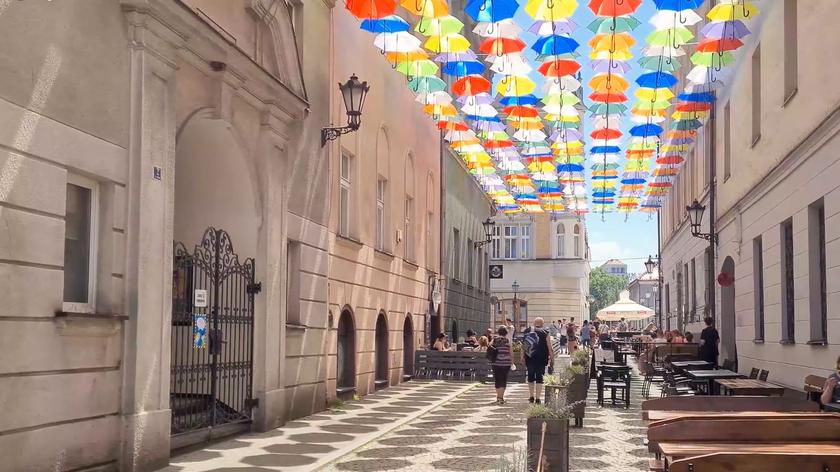 Radny PiS przyrównał kolorowe parasolki do tęczowej flagi