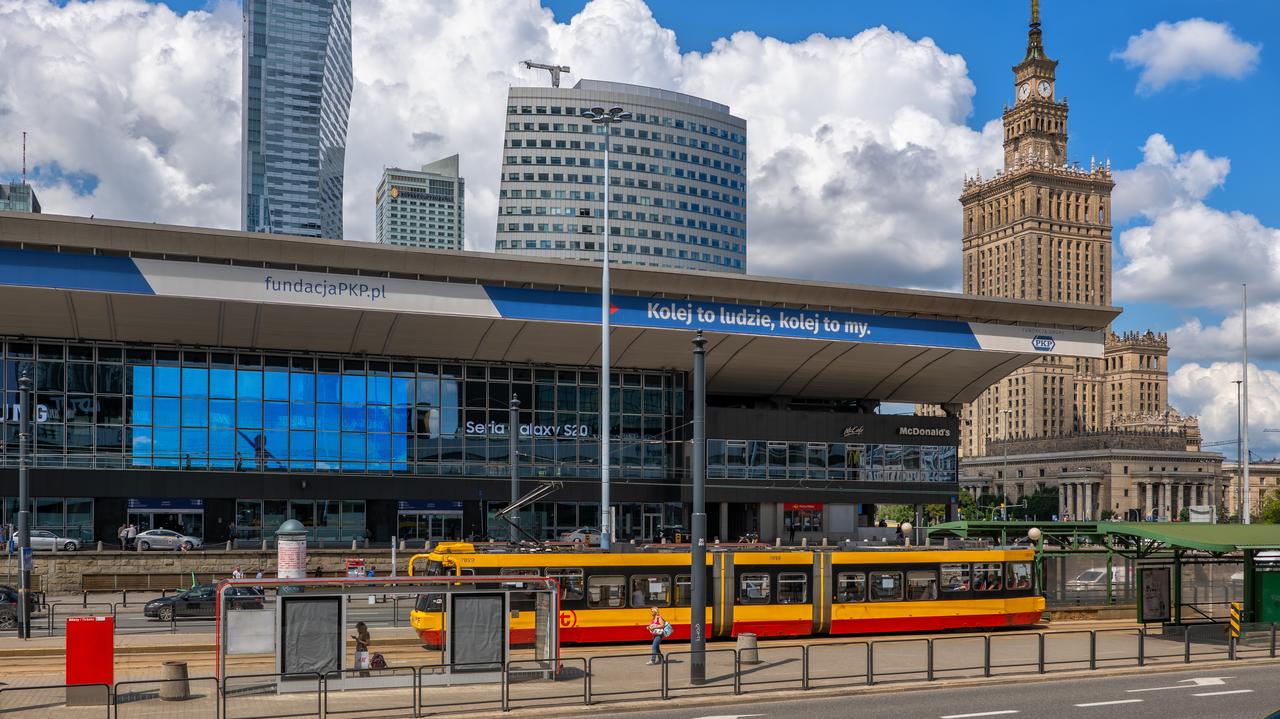 Płonęły ubrania na Dworcu Centralnym. Strażacy ewakuowali 50 osób
