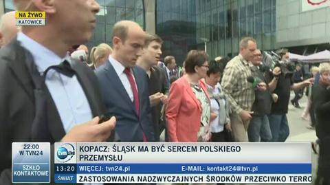 Młody chłopak pyta premier o emigrację